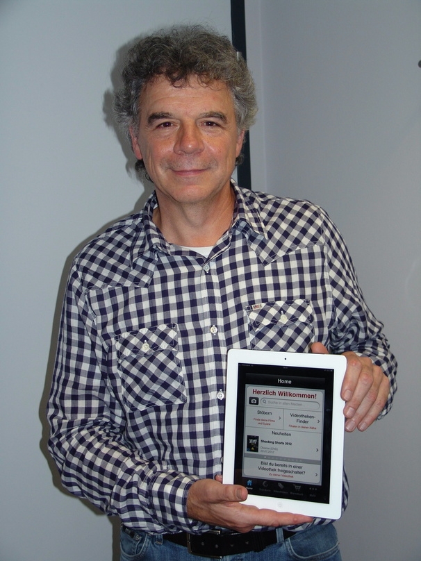Rudolph Israel präsentiert seine Videotheken-App auf dem iPad