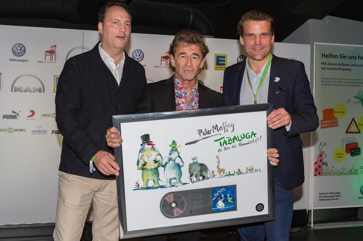 Bei der Awardverleihung in Hamburg (von links): Edgar Berger (President & CEO International Sony Music), Peter Maffay und Philip Ginthör (CEO Sony Music Entertainment GSA Sony Music)