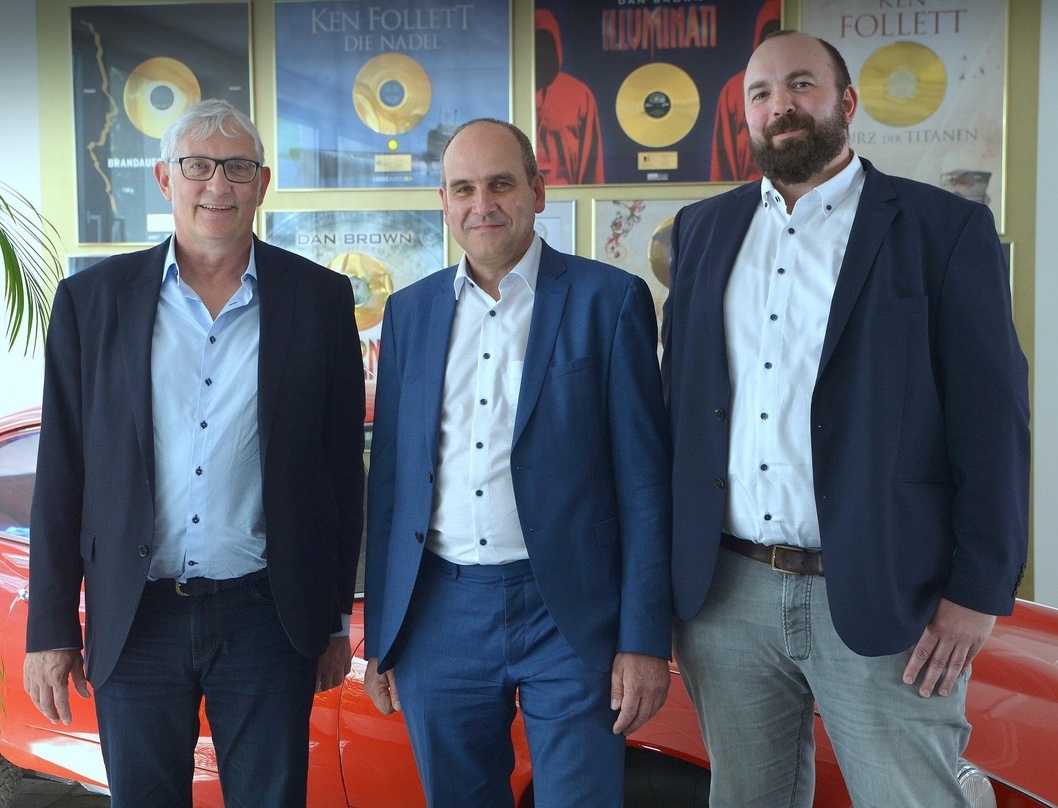 Setzen die Zusammenarbeit fort (von links): Kurt Thielen (CEO Zebralution), Simon Decot (Vorstand Bastei Lübbe) und Matthias Mundt (Vertriebsleiter Lübbe Audio)