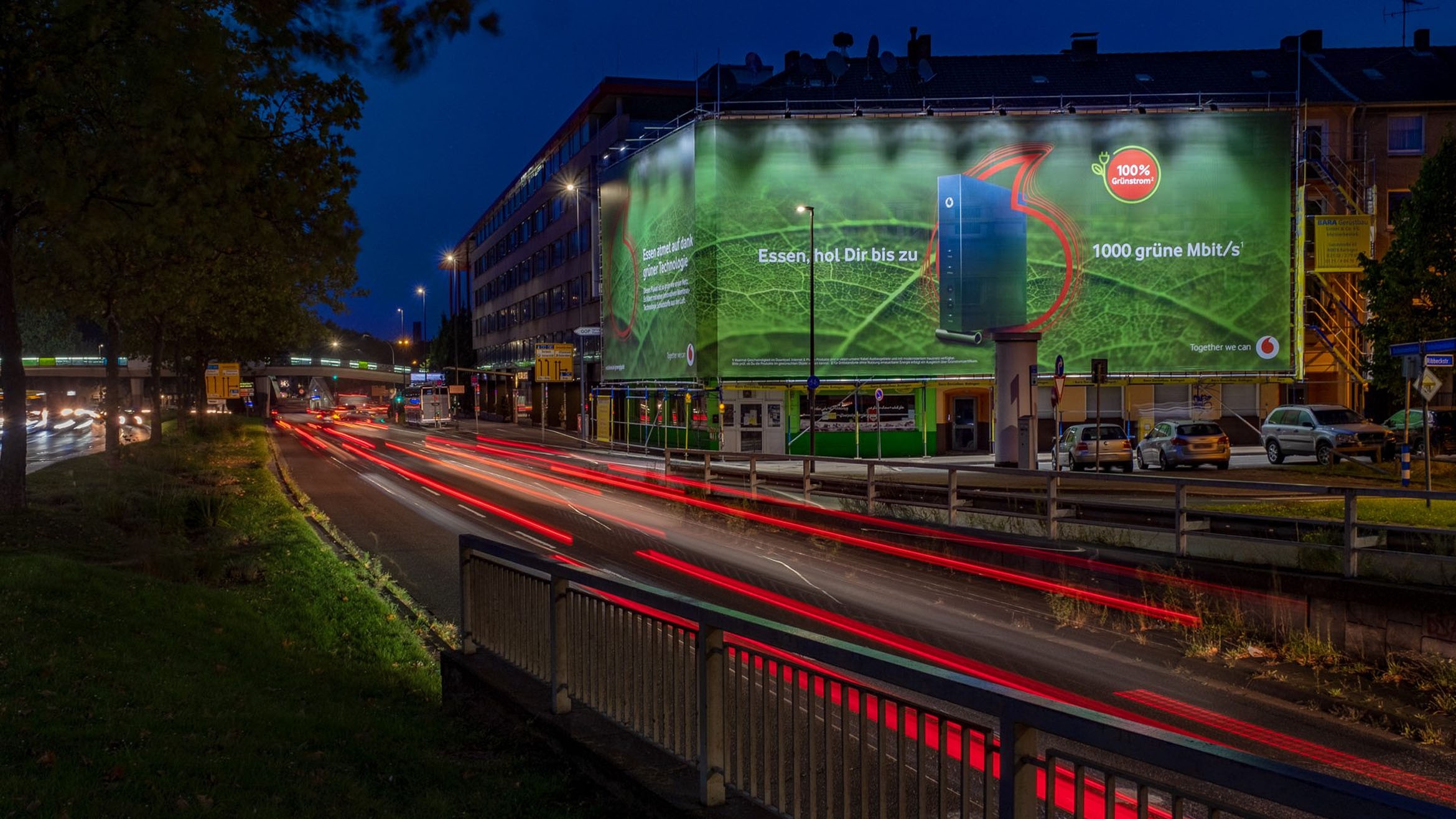 Die passende Kampagne zum Nachhaltigkeitsbericht: In Essen am Schützenbahnring hatte Ströer für Vodafone plakatiert –
