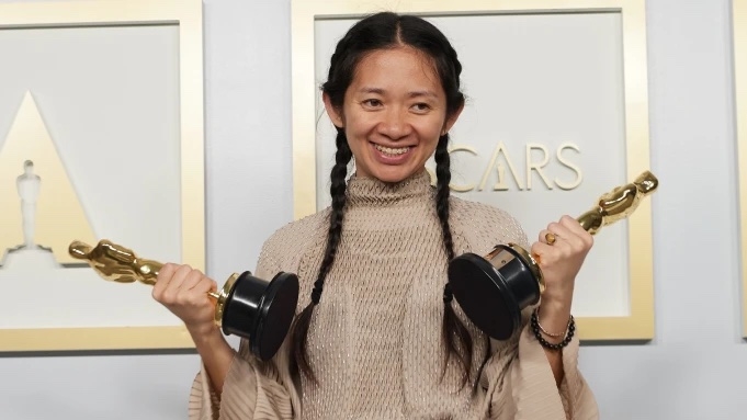 Chloe Zhao mit Oscars klein