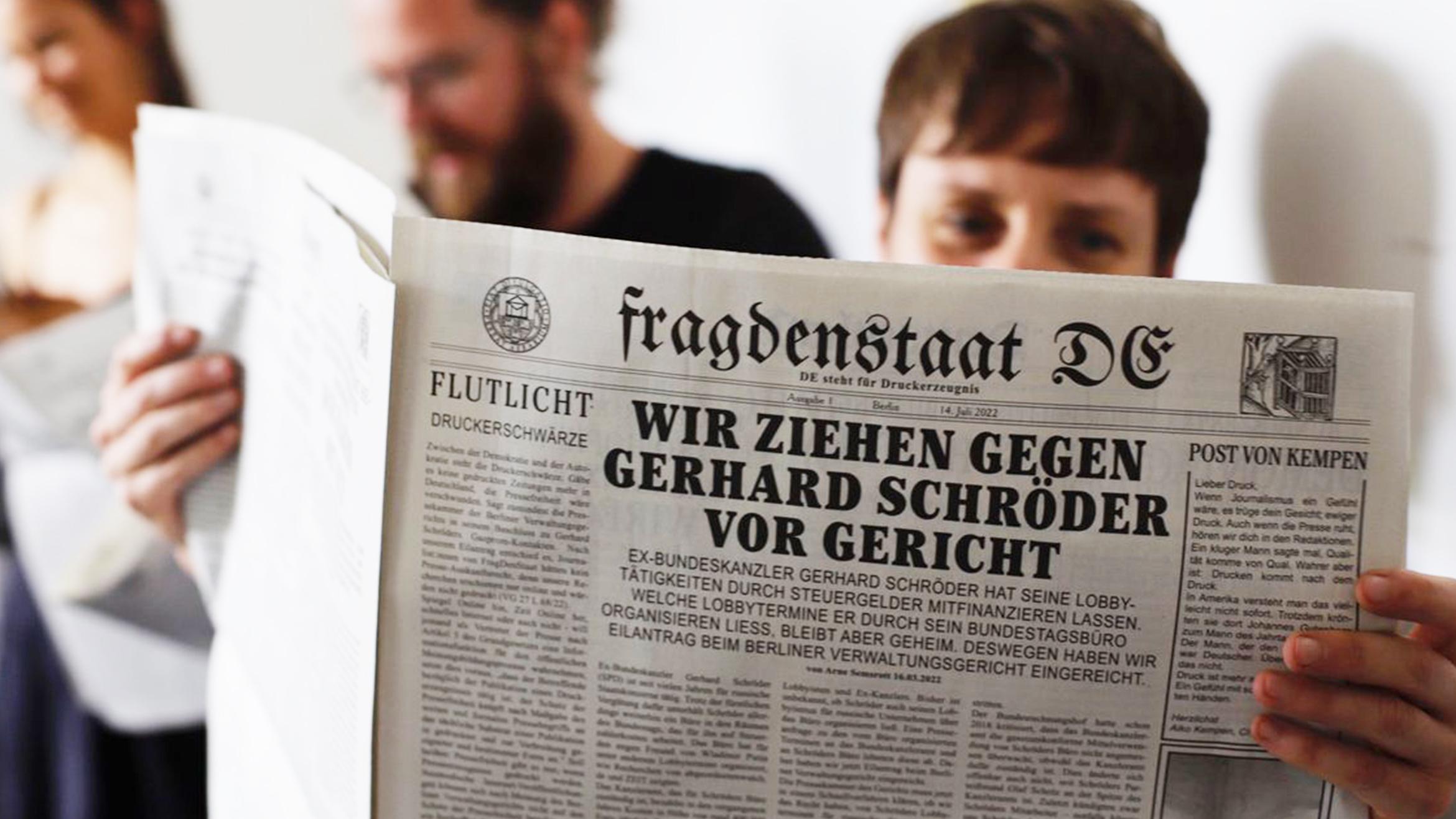 Fragdenstaat.de bringt seine Inhalte in altem Zeitungslook auf Papier –