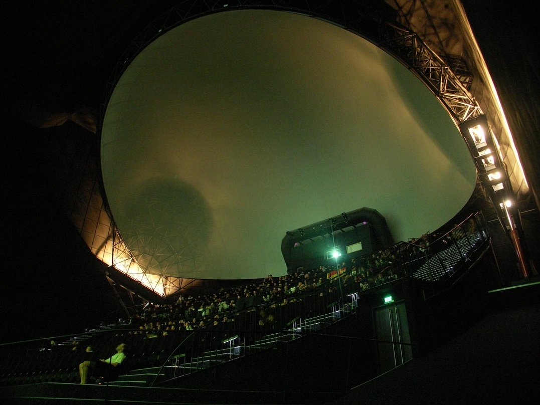 Der Vorzeigessaal Cinemagnum des Cinecitta mit der einzigartigen, beweglichen Kuppelleinwand 
