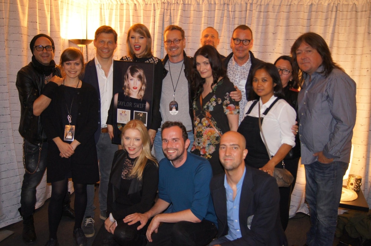 Zelebrierten zweimal Gold: Taylor Swift (stehend, 4. von links) und ihr Team von Universal Music
