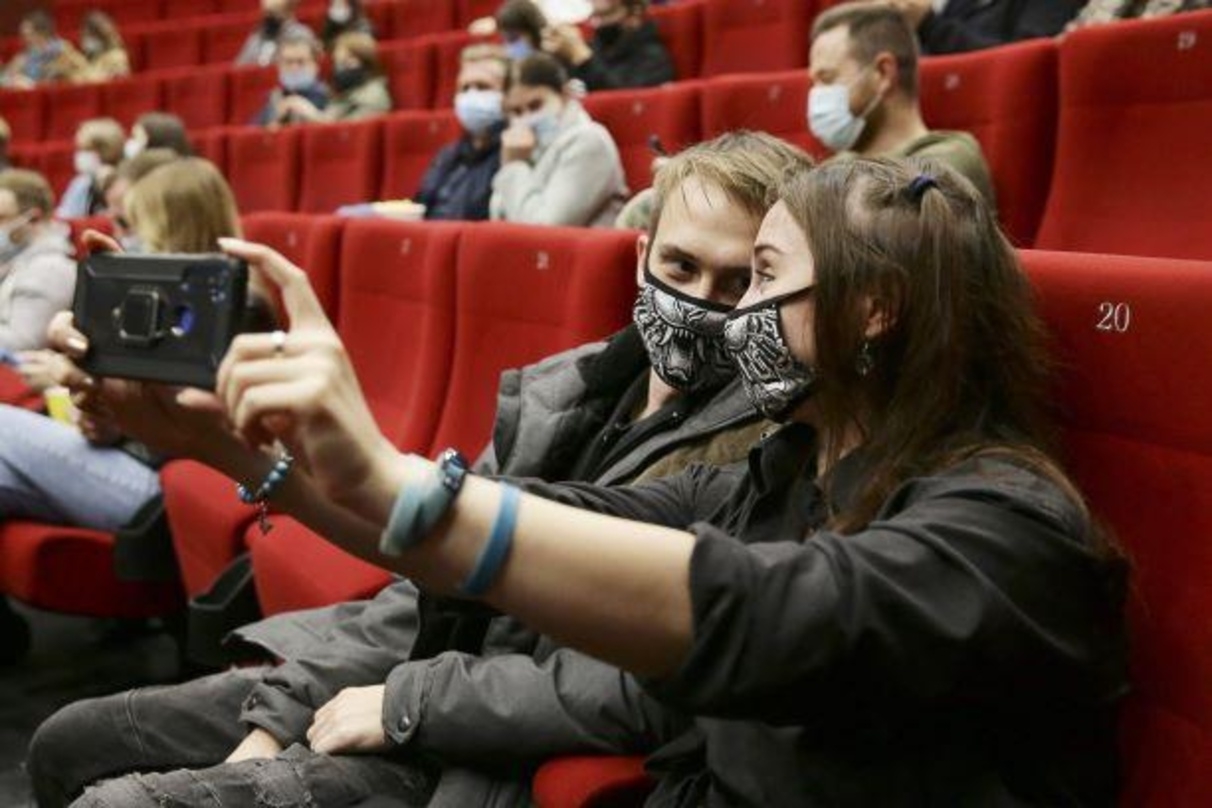 Beim Kinogenuss mit Maske muss in Bayern nicht generell auf Popcorn & Co. verzichtet werden