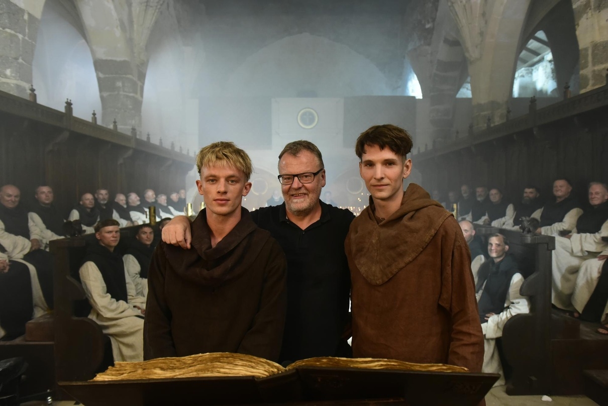 Regisseur Stefan Ruzowitzky umrahmt von seinen Hauptdarstellern Jannis Niewöhner (l.) und Sabin Tambrea
