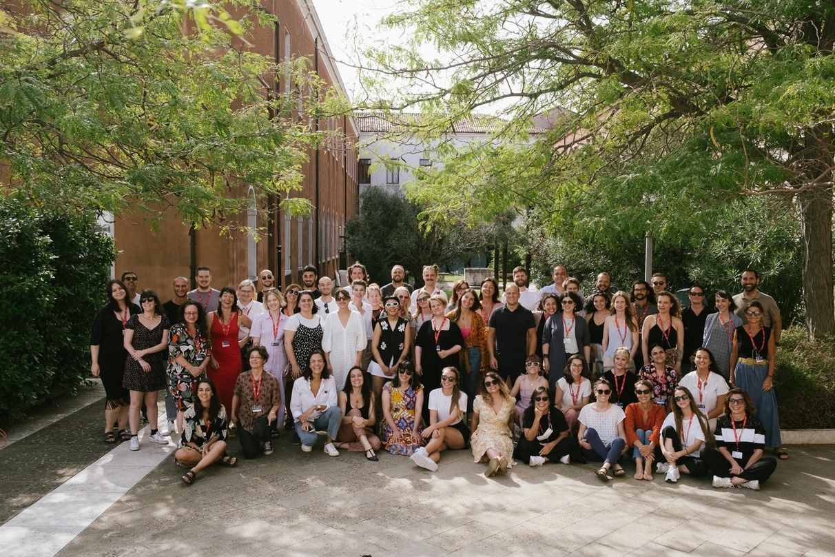 Die Teilnehmer:innen, Mentor:innen, Panelist:innen und Veranstalter:innen des diesjährigen Arthouse Cinema Trainings in San Servolo, Venedig