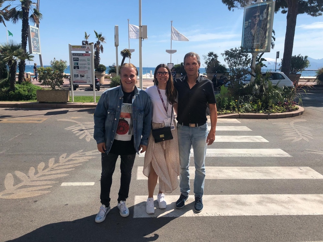 Besiegelten die weitere Zusammenarbeit auf der Midem in Cannes (von links): Maurizio Colella (Sirup Music), Fiona Schedler und Rudi Schedler (Schedler Music)