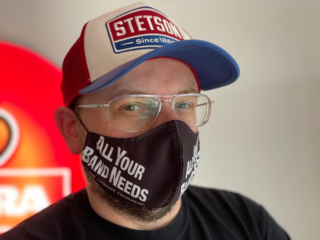 Sieht Masken wie ein T-Shirt oder anderes Bandmerchandise: Hubertus Hesse
