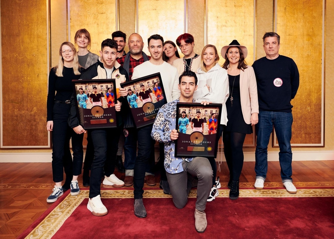 Zelebrierten Gold: die Jonas Brothers und ihr Team von Universal Music