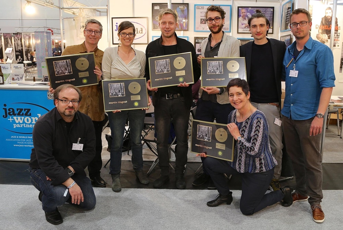Mit dem Jazz Award für "En Ny Dag" auf der jazzahead! in Bremen (von links): Uwe Hager (o-tone music), Bernd Skibbe (Skip Records), Tinka Steinhoff (o-tone music), Martin Tingvall, Henning Rehbein (Kontor New Media), Sabine Bachmann (Skip Records), Thorsten Görner (Kontor New Media) und Michael Genrich (GLP Booking)