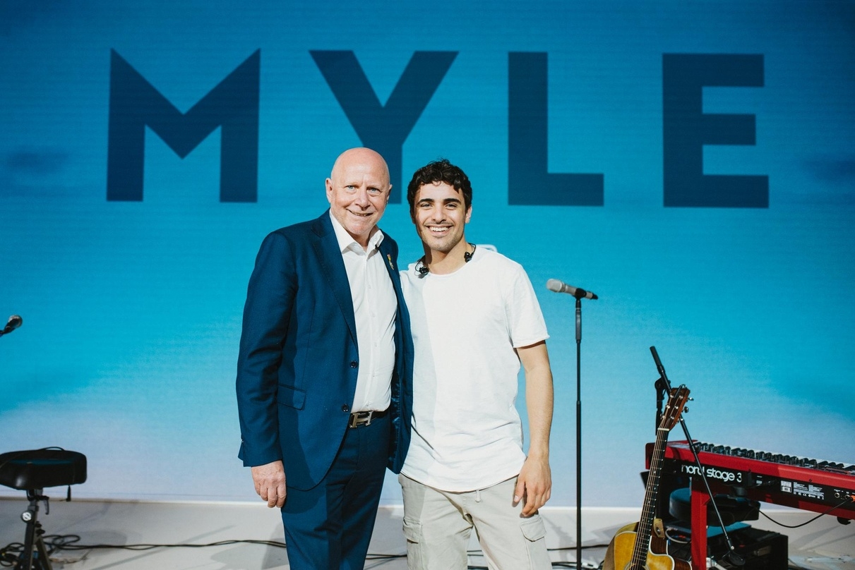 Bei der Expo 2020 in Dubai: Mike P. Heisel mit dem Sänger Myle