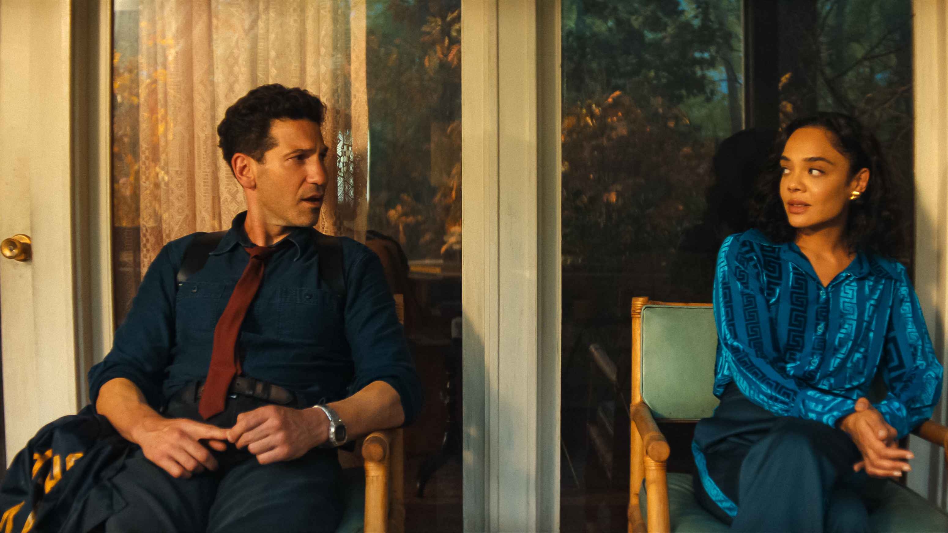 His & Hers. (L to R) Jon Bernthal as Detective Jack Harper and Tessa Thompson as Anna in Episode #101 of His & Hers. Cr. Courtesy of Netflix © 2025