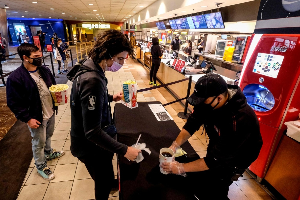In Kalifornien wird Maskenpflicht in den Kinos auch über Mitte Juni hinaus gelten - der Verzehr im Saal ist dennoch schon jetzt erlaubt