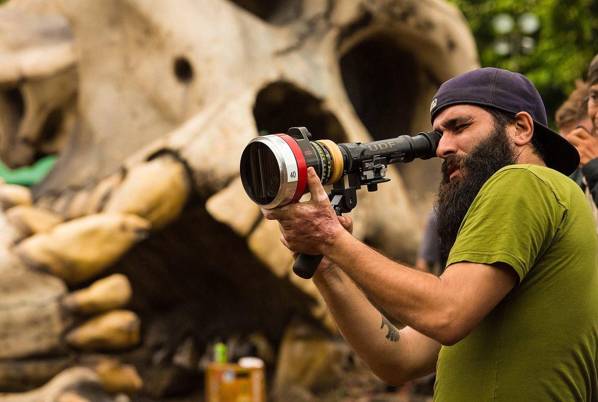 Jordan Vogt-Roberts, hier am Set von "Kong: Skull island", inszeniert als nächstes Kampfroboter