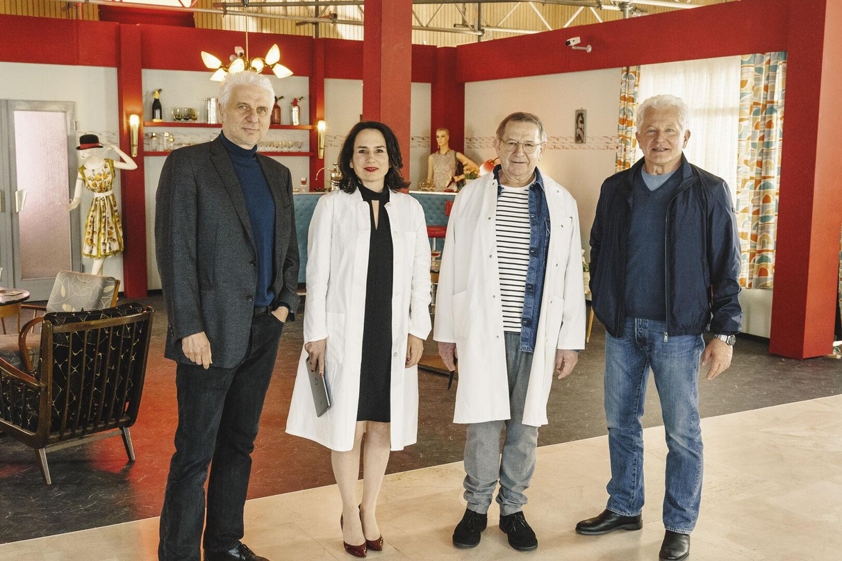 Am Set des BR-"Tatort: Auf Anfang" (v.l.n.r.): die Darsteller*innen Von links: Udo Wachtveitl, Anna Grisebach, André Jung und Miroslav Nemec 