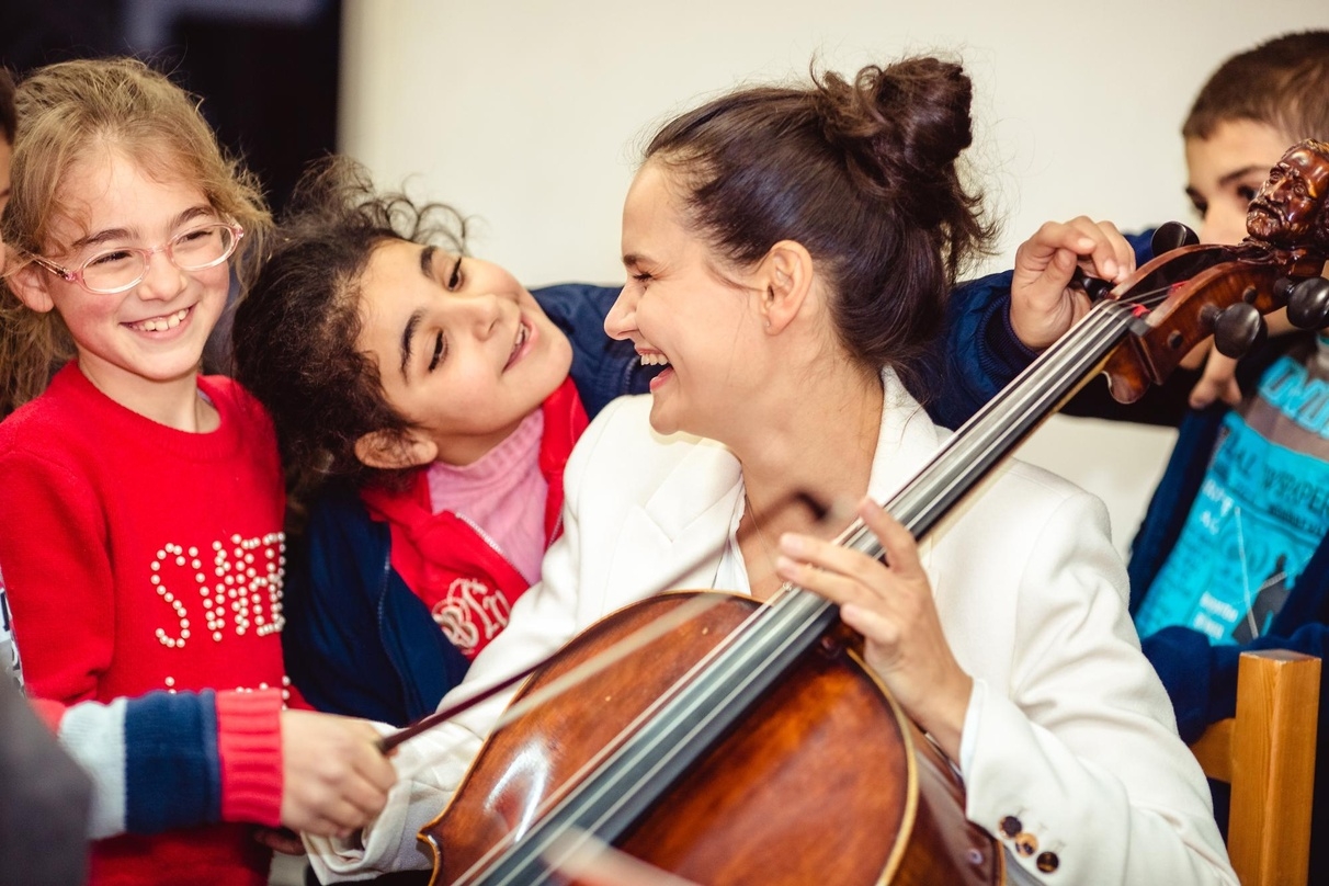 Beim Workshop im SOS Kinderdorf im Libanon: die Cellistin Raphaela Gromes