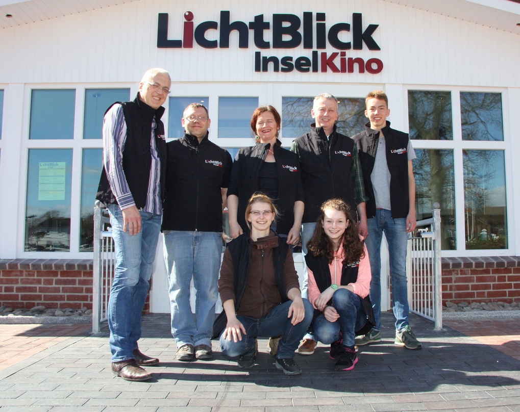 Geschäftsführer und Betreiber Ralf Thomsen (l.), Theaterleiter Chris Johannsen (2.v.r.) und das Team des LichtBlick Inselkino