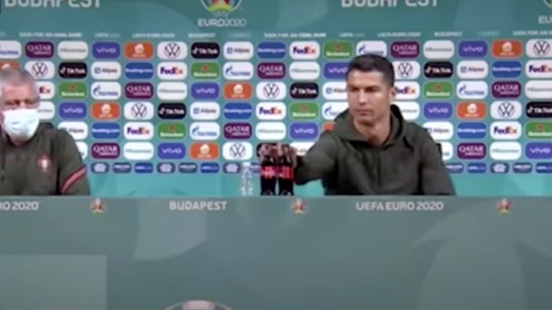 Bei einer Pressekonferenz der EM stellte Cristiano Ronaldo demonstrativ die Coca-Cola-Flaschen des Sponsors beiseite – 