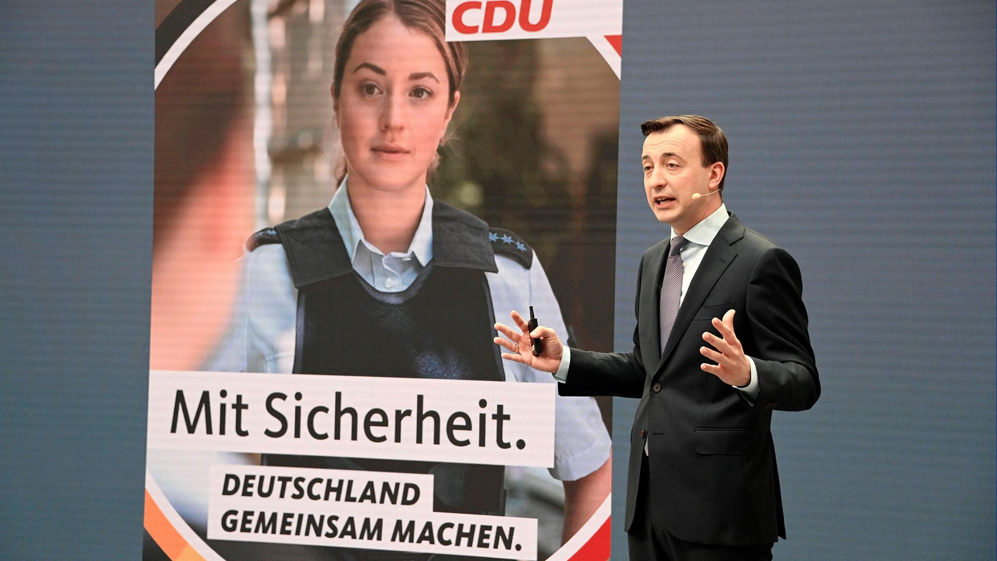 Keine Polizistin. Hier wirbt Clara von Nathusius, stellvertretende Chefin eines CDU-Wahlkampfteams, in der Rolle der Polizistin für Sicherheit. Vorgestellt wurde die Wahlkampfkampagne  von CDU-Generalsekretär Paul Ziemiak. 