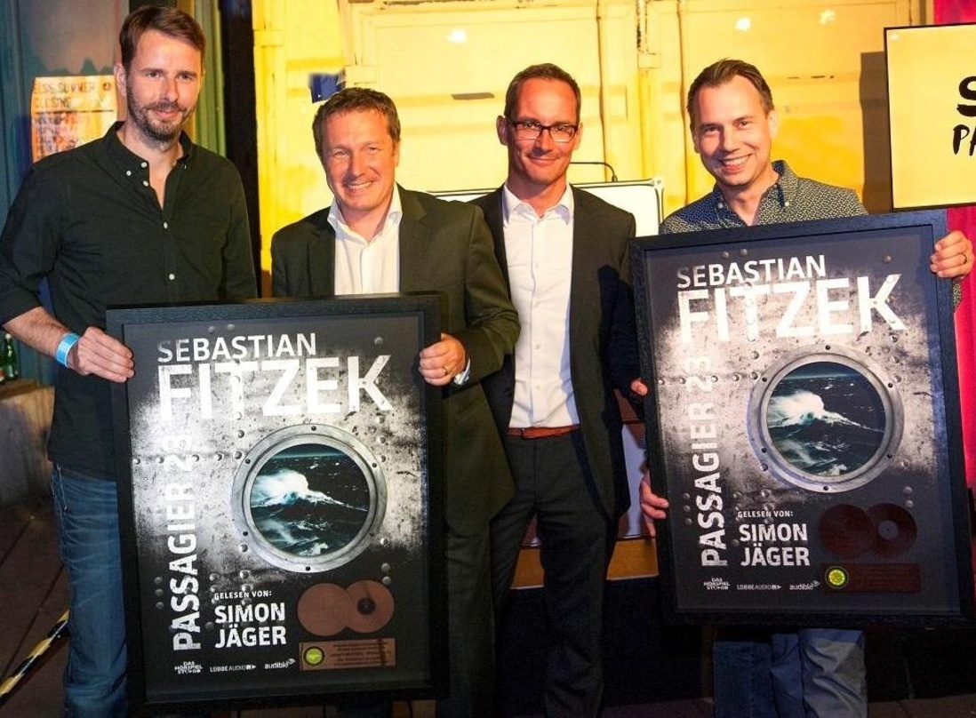 Bei der Preisverleihung (von links): Kai Schenker (Geschäftsführer Lauscherlounge), Torsten Surberg (Director Audible Studios), Nils Rauterberg (Geschäftsführer Audible) und Sebastian Fitzek