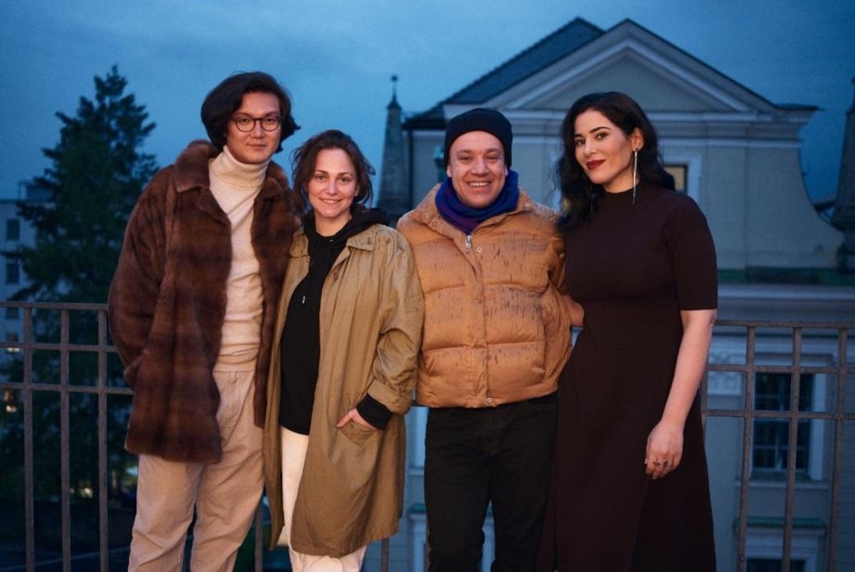 Bulgan Molor-Erdene, Regisseurin Chiara Grabmayr, Jakob Schreier und Samira El Ouassil am ?Fett und Fett?-Set 