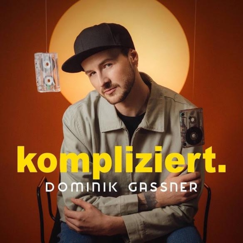 Gar nicht kompliziert: der Salzburger Dominik Gassner arbeitet mit Lucile Meisel, Warner Music Austria und Manfred Rolef zusammen