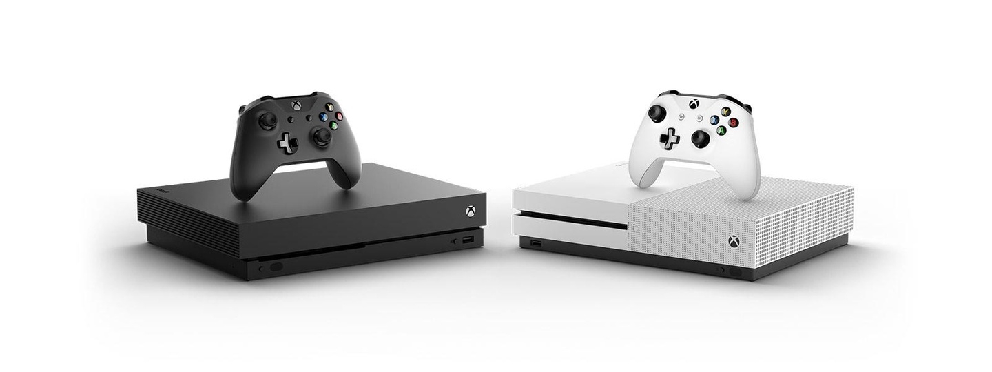 Seite an Seite: Das Top-Modell Xbox One X und die Einsteigervariante Xbox One S (r.)