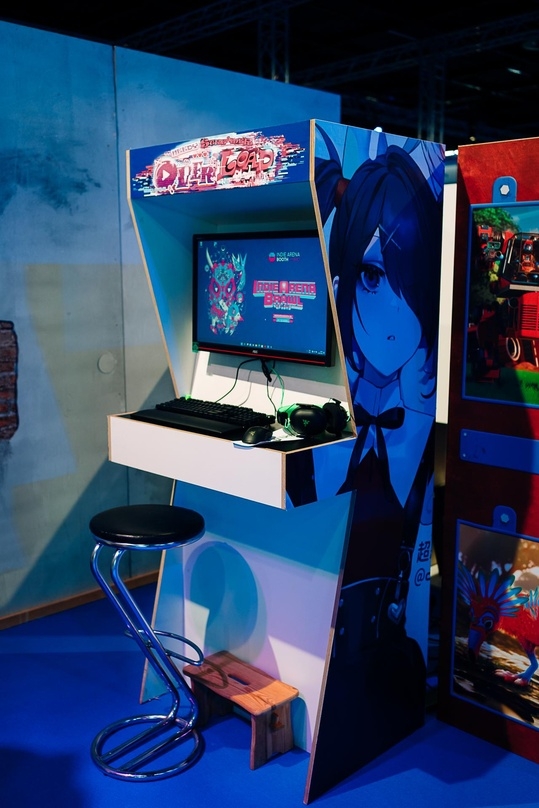Beispielbooth mit Spielstation in Arcade-Optik von der Indie Arena Booth auf der gamescom 2022.