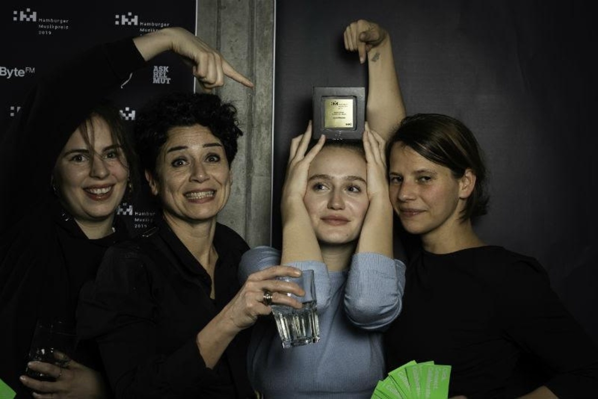 Ausgezeichnet in der Kategorie "Hamburg Brennt": das Team der musicHHwoman mit (von links) Miriam Mentz, Andrea Rothaug, Juno Rothaug und Susan Lindenhahn