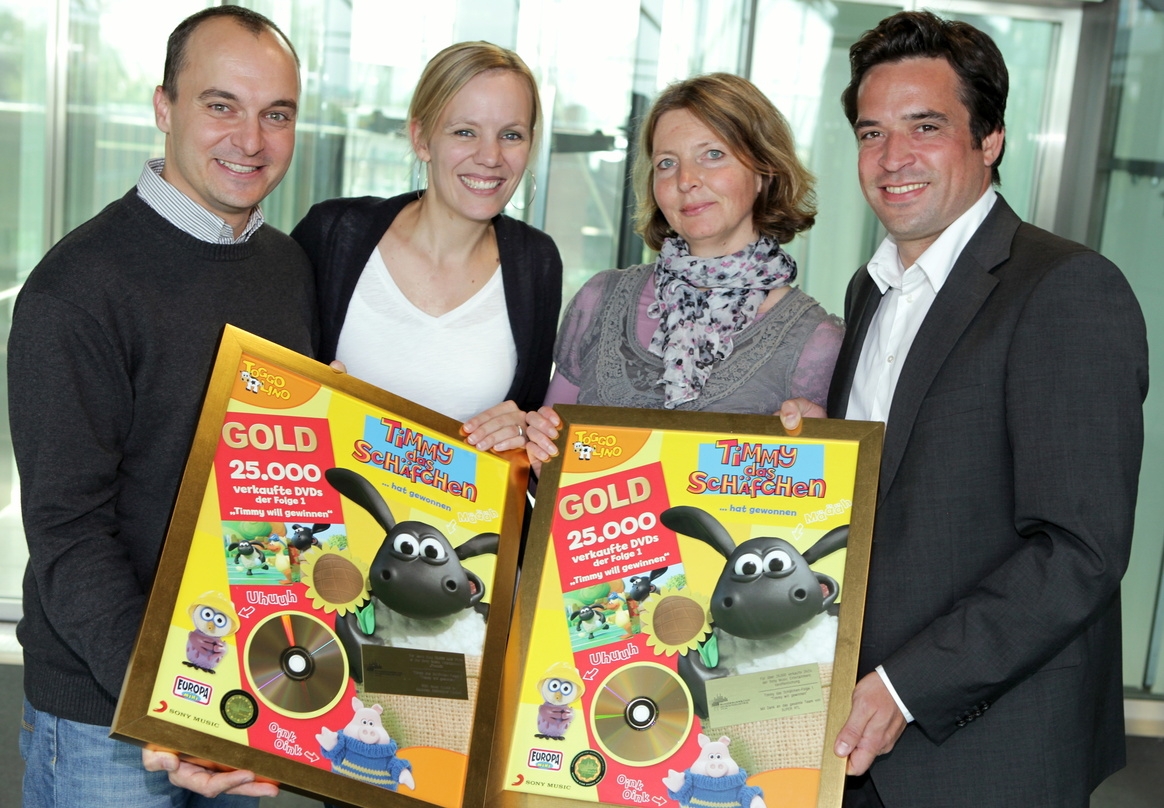 Freuen sich über Gold für "Timmy das Schäfchen" (v.l.): Dirk Schmidt, Miriam Müller (beide Super RTL), Maike Nagel und Arndt Seelig (beide Sony Music)