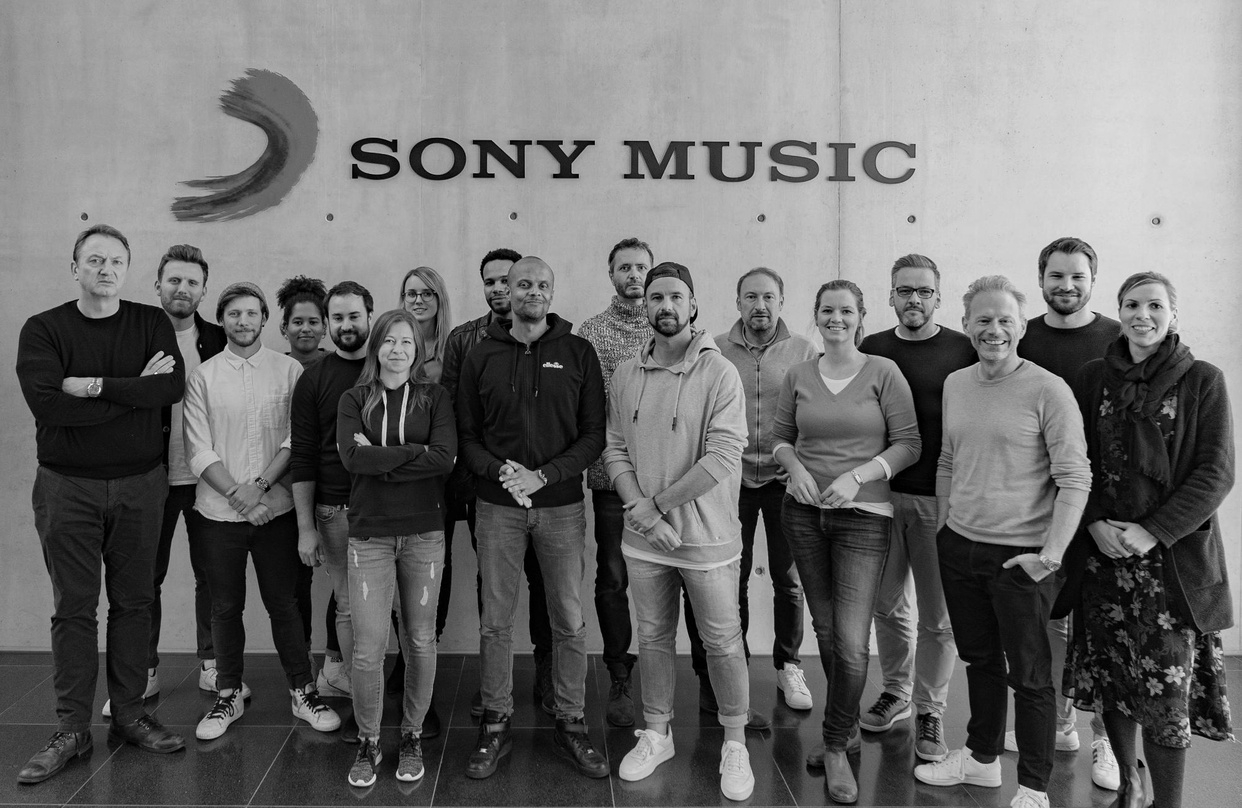 Bei der Vertragsunterzeichnung in München: Joel Brandenstein (siebter von rechts) und das Team von Sony Music