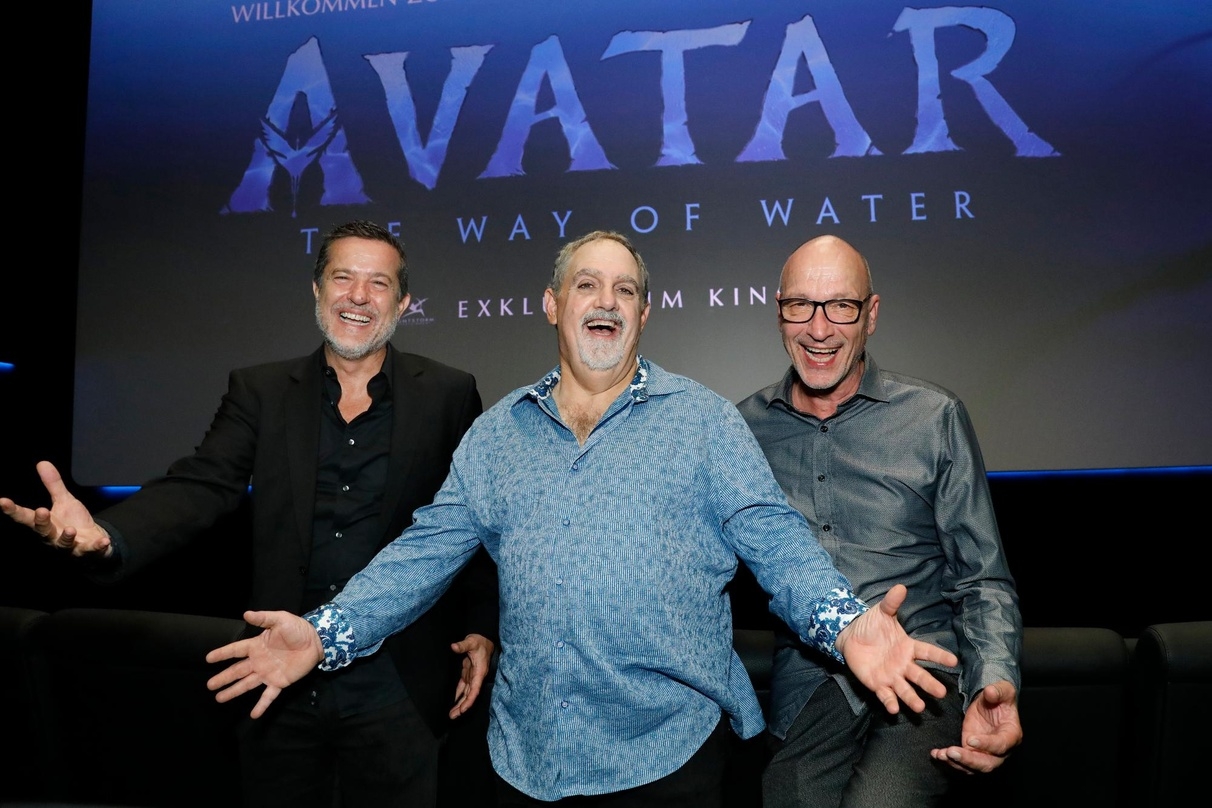 Bei der Präsentation erster Ausschnitte aus "Avatar: The Way of Water" (v.l.n.r.): Roger Crotti, Jon Landau und Thilo Kuhn
