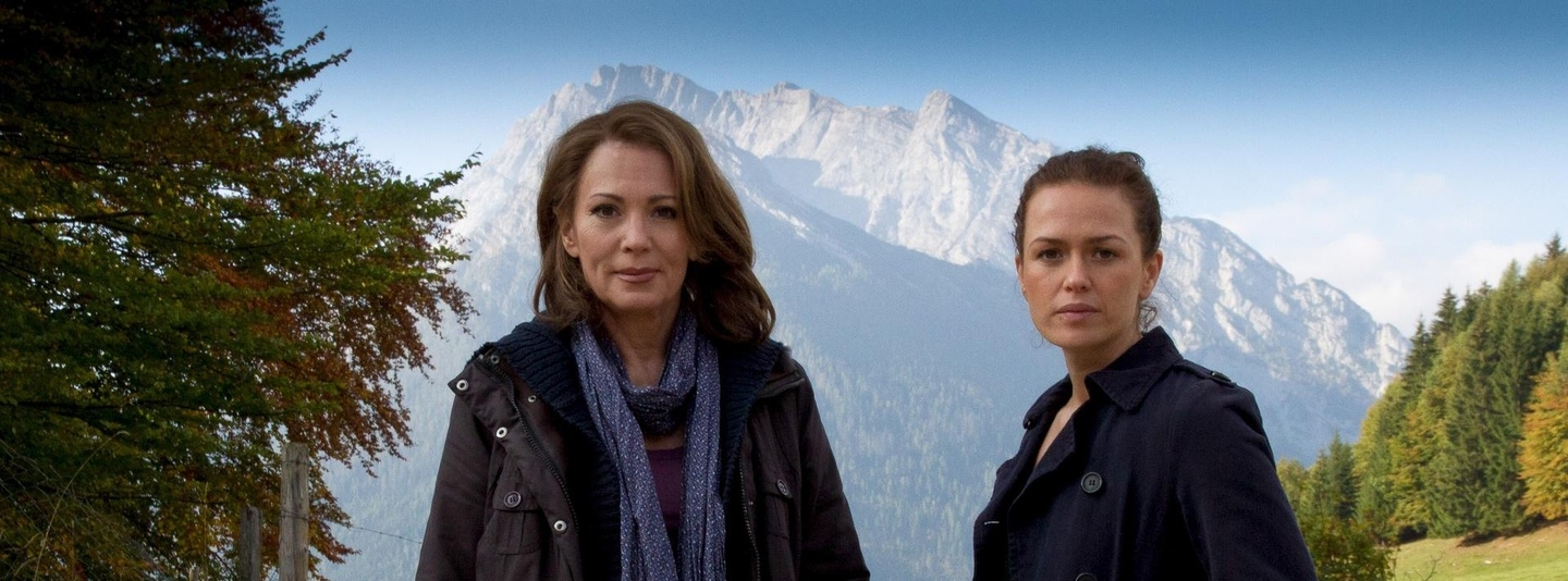 Iris Berben (l.) und Melika Foroutan im ZDF-Thriller "Die Kronzeugin - Mord in den Bergen" 