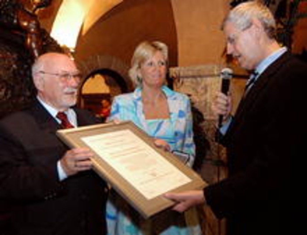 Für seine Verdienste geehrt (v.l.n.r.): Hans Hee mit Dagmar Sikorski und Karl-Heinz Klempnow