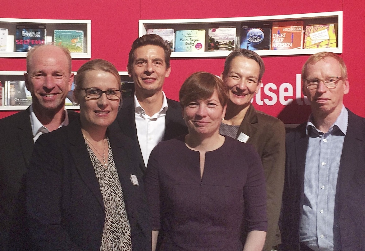 Trafen sich bei der Vertragsunterzeichnung (von links): Henning Rudat, Sabrina Kreuz, Thomas Weigelt, Margarete Ammer, Susanne Bestler und Dirk Mahlstedt, 