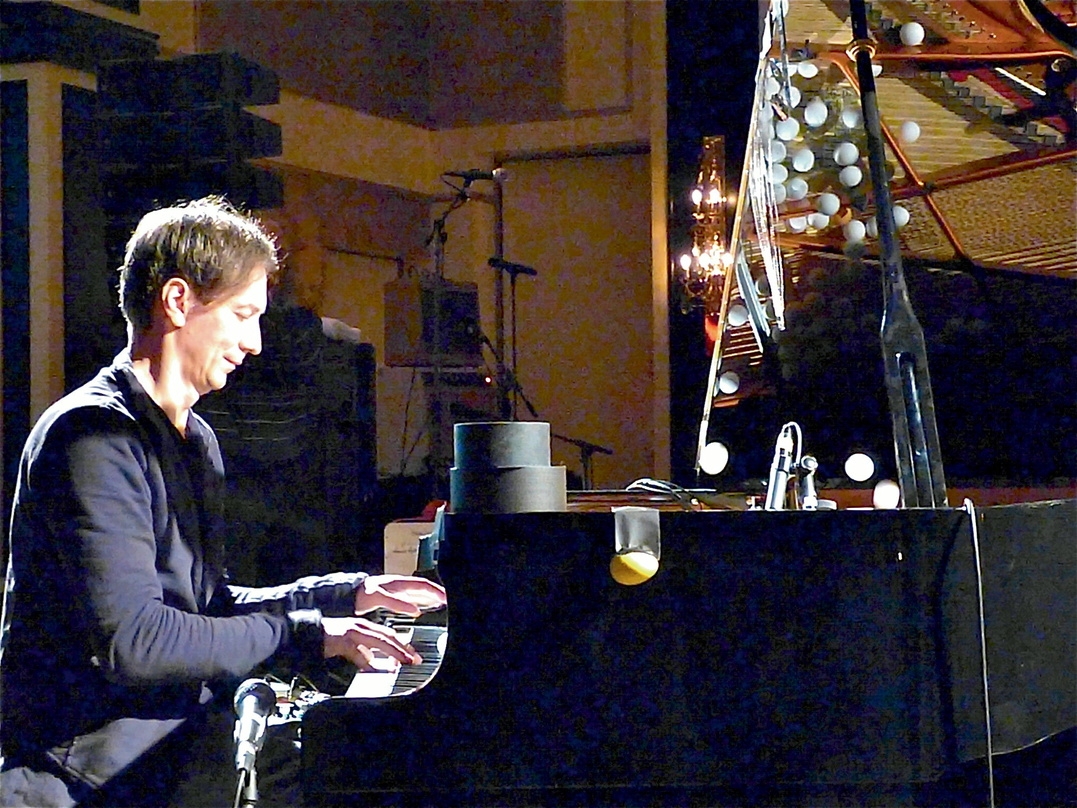 Mit der Filmmusik für "Lion" auf der Liste der Oscar-Nominees: Volker "Hauschka," Bertelman, hier beim Reeperbahn Festival 2015 auf der Bühne des Mojo Clubs