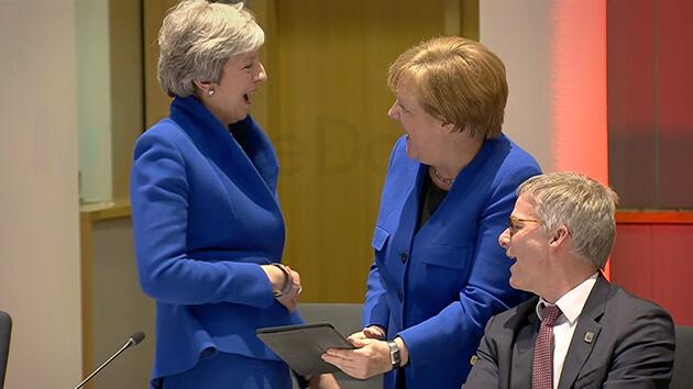 Angela Merkel und Theresa May "looking at things" ...