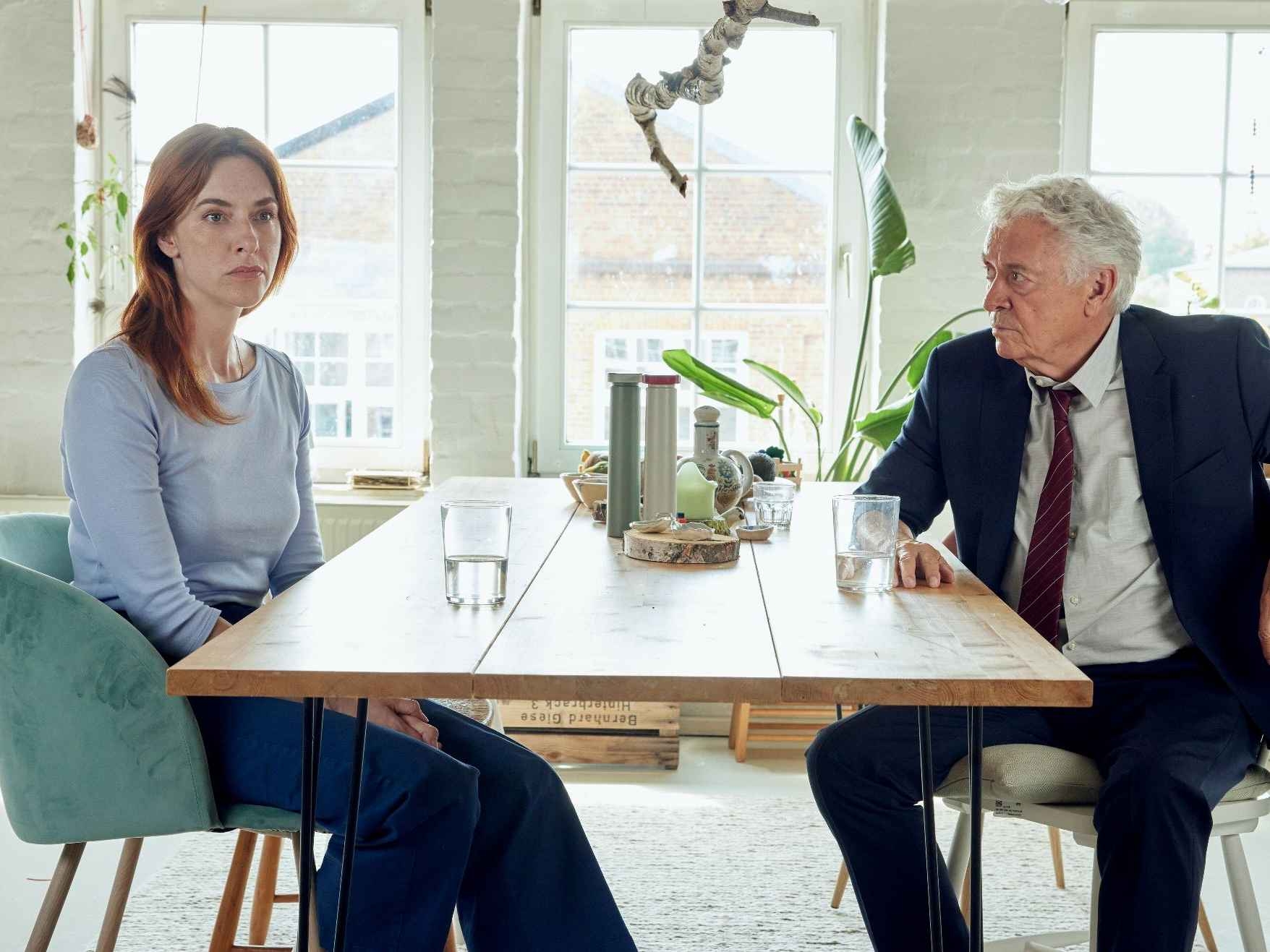 Hauptkommissar Johannes Fischer (Henry Hübchen) geht in einer Befragung zusammen mit Liane Sievers (Kim Riedle) erneut die Mordnacht durch.