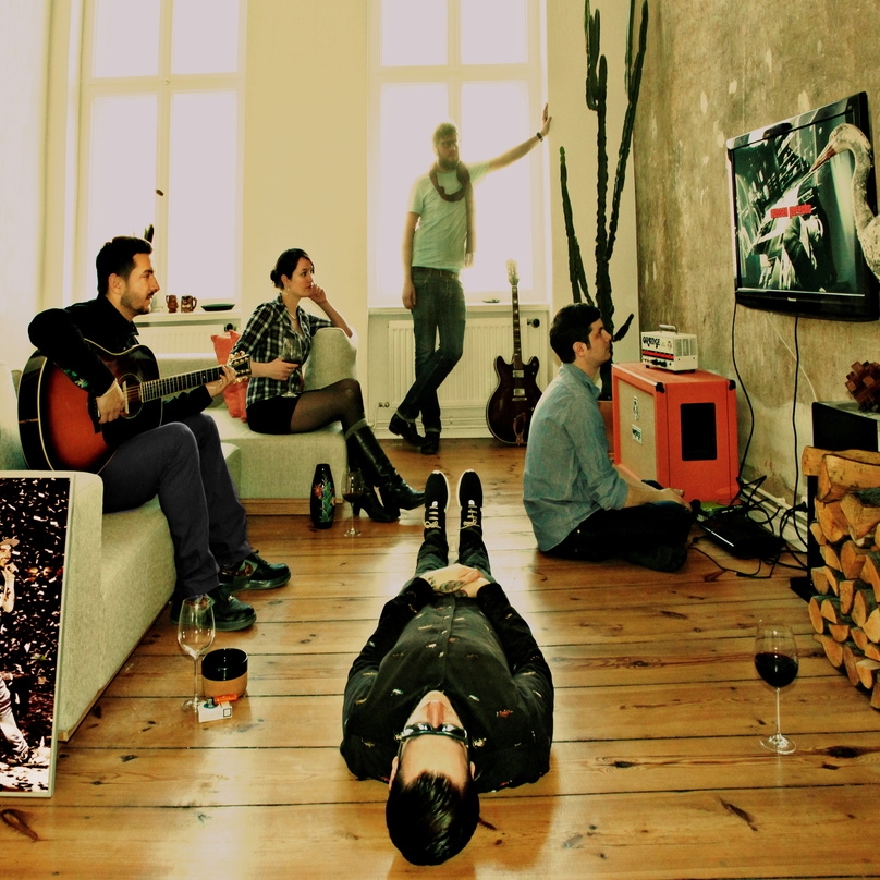 Stellten das Cover von "Definitely Maybe" von Oasis nach (von links): die Landstreicher Martin Hänel, Johanna Orth, Chris Möller, Beat Gottwald und Felix Hansen