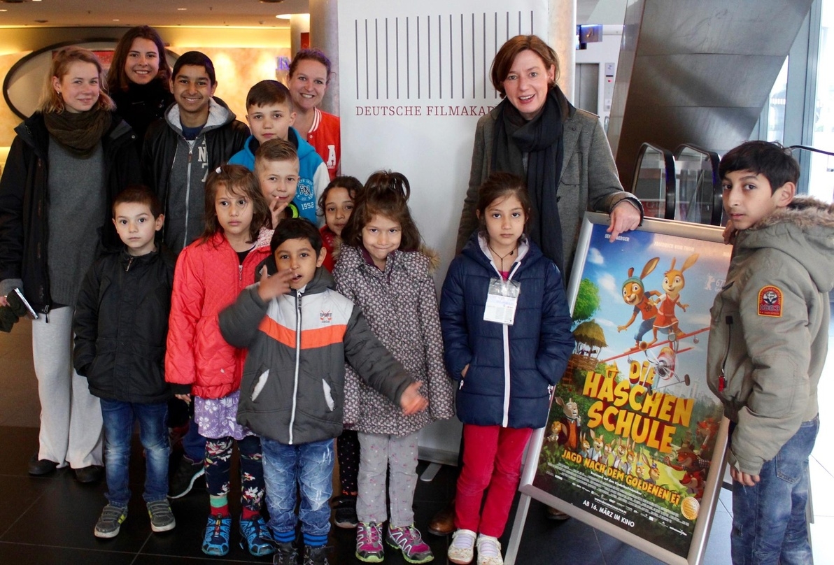 Anne Leppin (Geschäftsführerin der Deutschen Filmakademie, 2.v.r.) begrüßte rund 700 Kinder, Jugendliche und deren Eltern zu "Kino für Geflüchtete"