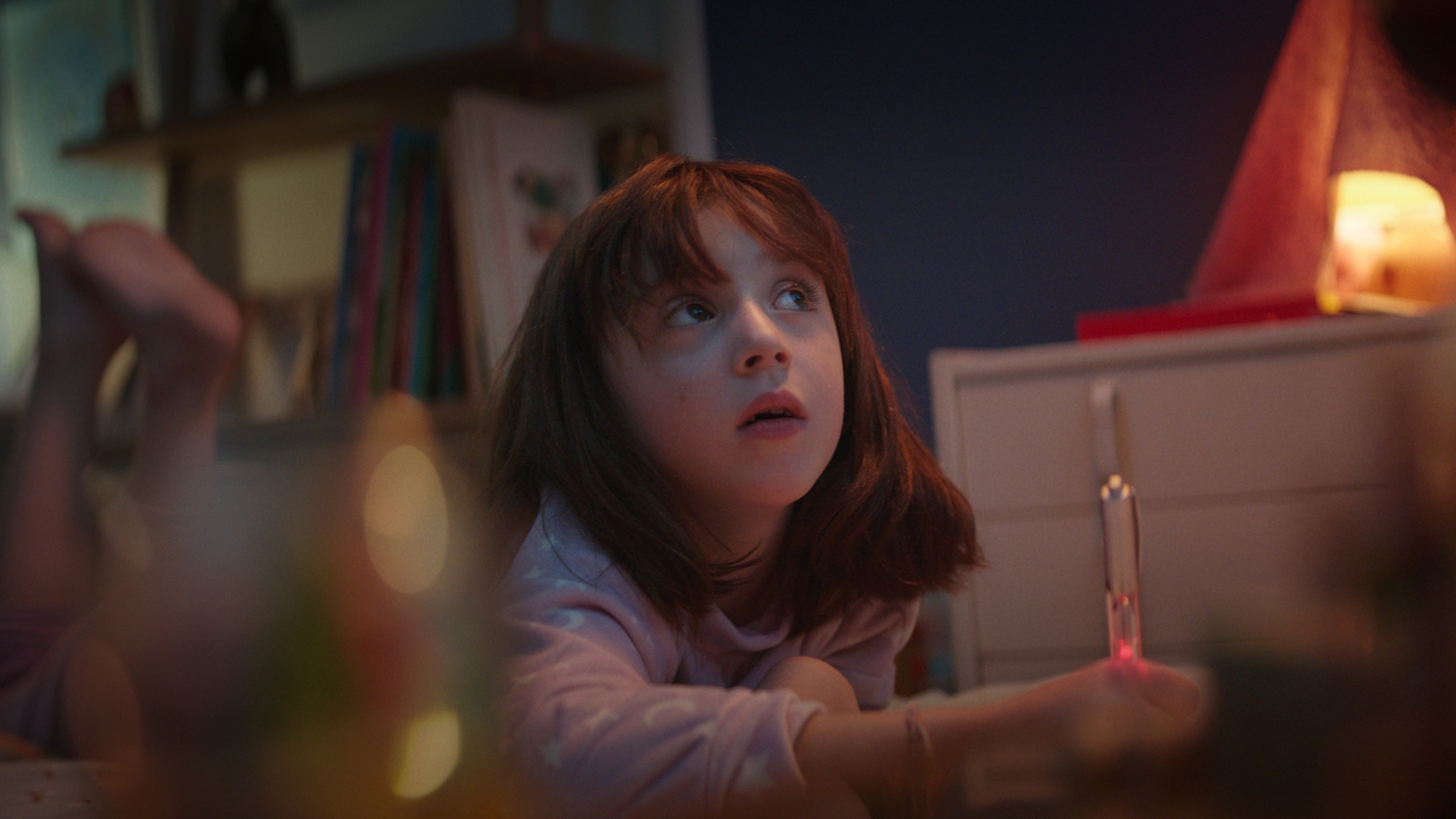 Der Film erzählt aus der Sicht eines kleinen Mädchens, wie Weihnachten 2020 wohl sein mag –