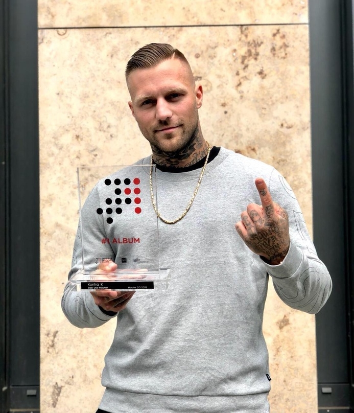 Erfreut über seinen dritten Nummer 1 Award der Offiziellen Deutschen Charts: Kontra K