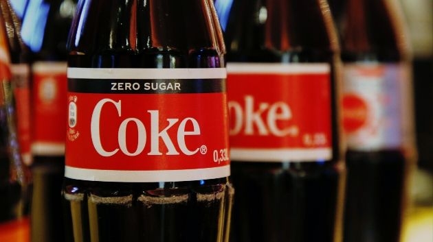 Coca Cola stellt seine Werbemaßnahmen wegen Corona ein.