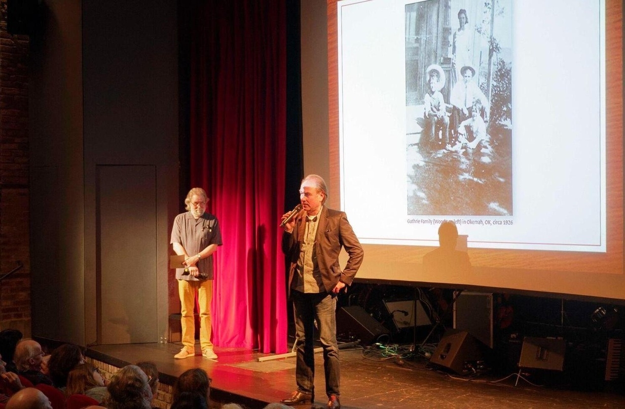Sprachen über das Leben von Woody Guthrie: Michael Kleff (Projektkoordination, links) und Detlef Hoegen (CEO Bear Family)