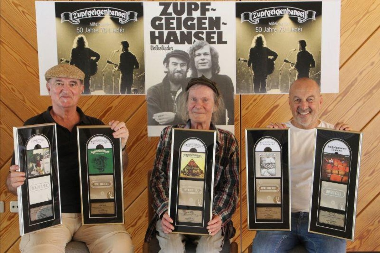 Bei der Verleihung (von links): Erich Schmeckenbecher, Thomas Friz (beide Zupfgeigenhansel) und Hans Derer (7us Media Group)