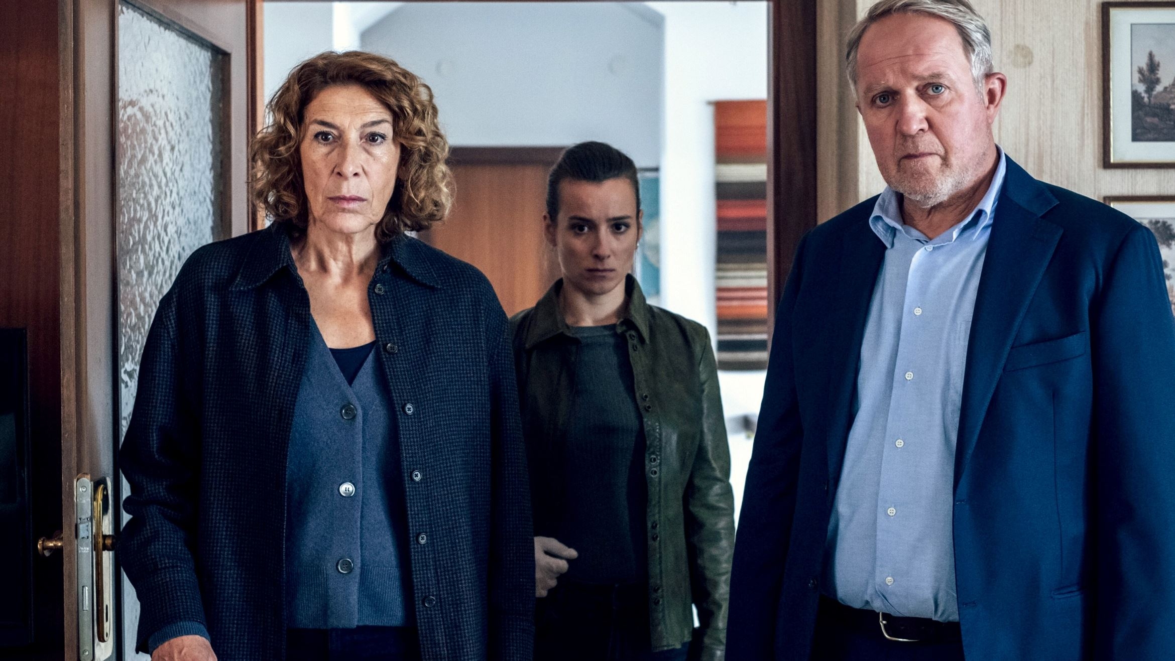 Adele Neuhauser, Christina Scherrer und Harald Krassnitzer (v.l.n.r.) im "Tatort: Alles was Recht ist" - 