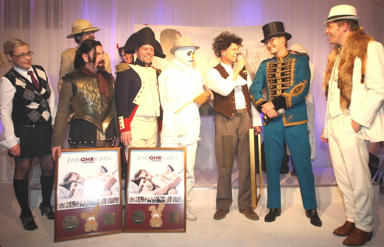 Über vier Millionen Kinobesucher, eine Gold-Auszeichnung für mehr als 100.000 verkaufte Soundtrack-CDs und Gold für die Single "I Like" von Keri Hilson sorgten bei der "Zweiohrküken"-Party am 10. Februar in Berlin für gute Stimmung. Zum Kostümfest hatten Universal Music, Warner Bros. Pictures, Barefoot Films und Seven Pictures in den Berliner Club China Lounge geladen - über 350 Gäste kamen, standesgemäß verkleidet: Mit dabei (v.l.n.r.) Das Warner-Team mit Jaqueline Jagow, Willi Geike im Ritterkostüm und Christoph Liedtke mit Tropenhelm, Barefoot-Produzent Tom Zickler, Schneemann Nora Tschirner, Til Schweiger im "Keinohrhasen"-Filmkostüm des "Mucki" sowie Dirk Baur und Frank Briegmann (beide Universal Music)