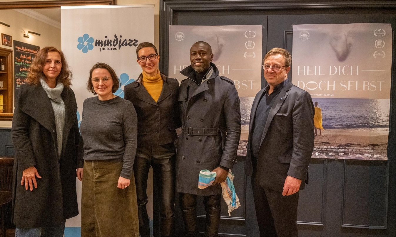 Bei der Hessen-Premiere von "Heil dich doch selbst" (v.l.n.r.): Stefanie Marschner & Anna Schoeppe (HessenFilm und Medien), Yasmin C. Rams, Rodney Charles (Produzent), Holger Recktenwald (mindjazz pictures)
