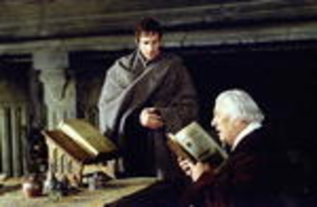 Szenenbild aus "Luther" mit Joseph Fiennes (l.) und Peter Ustinov